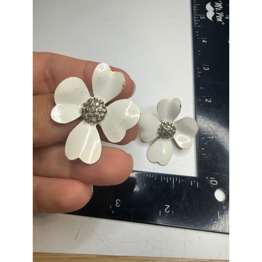 Sarah Coventry White Enamel Dogwood Flower Clip On Earrings Vintage Jewelry